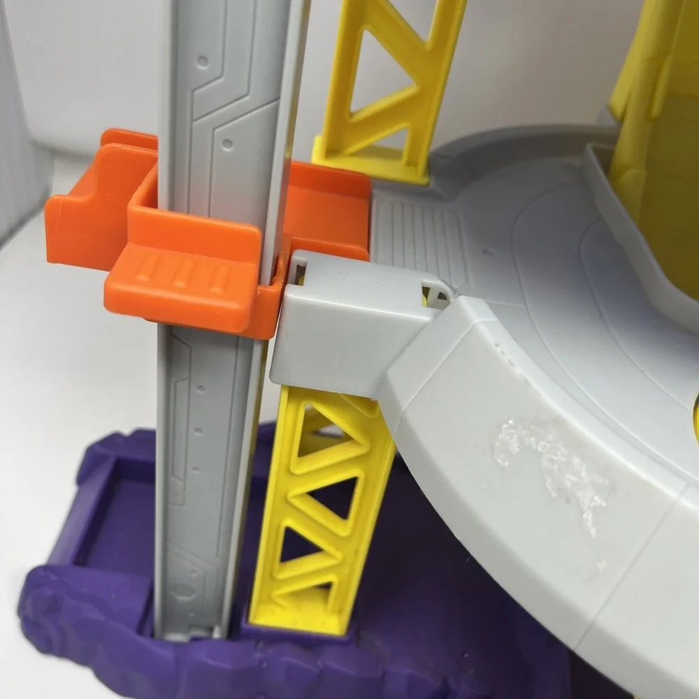 Fisher-Price DC Batwheels Toy Car Race Track Batcave Playset w/ 2 Cars